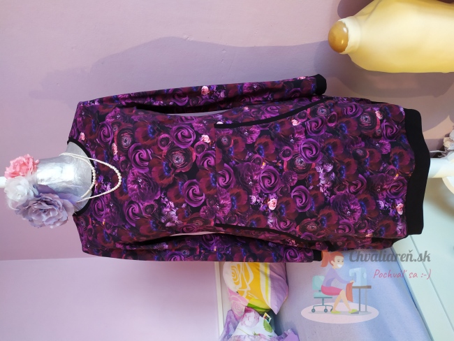 výrobek šaty z fialových květů